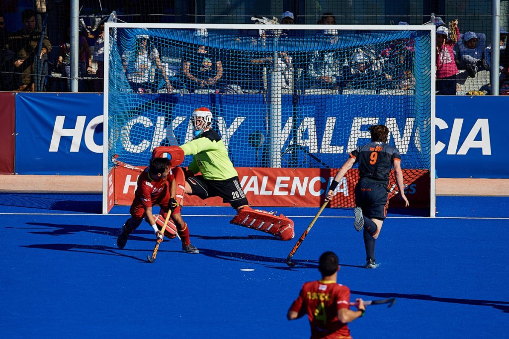 pro league spanje nederland primin blaak david aliaga 1200x800 1 - Netherlands silence 1800 strong crowd - Penalty corner specialist Jip Janssen helped the Dutch national team to victory over Spain on Friday morning in Valencia (3-4) in the FIH Pro League.